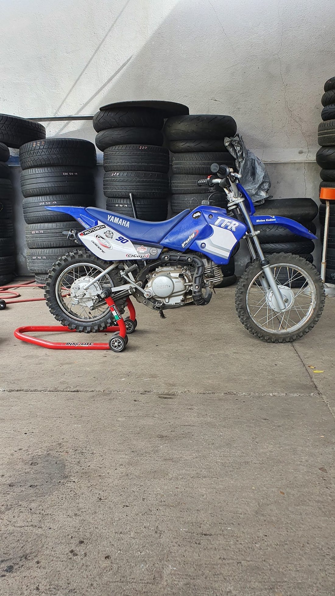 Krosni motor na postolju