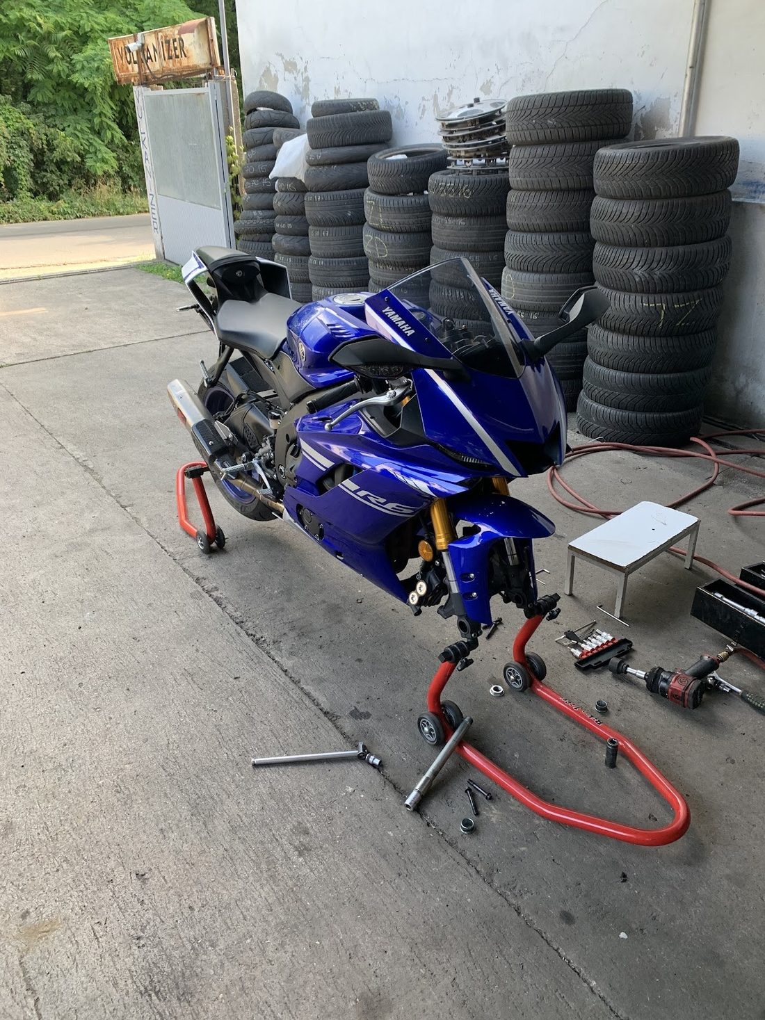 Sportski motocikl i gume u radnji