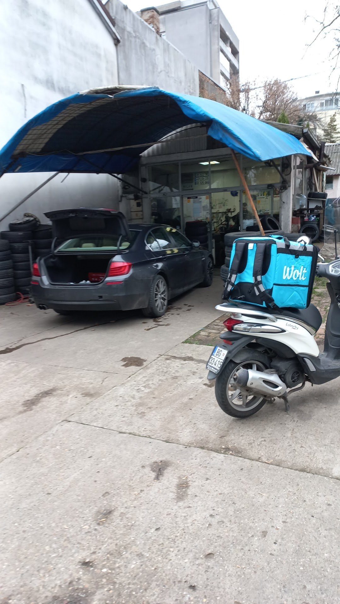 Radnja sa automobilom i skuterom