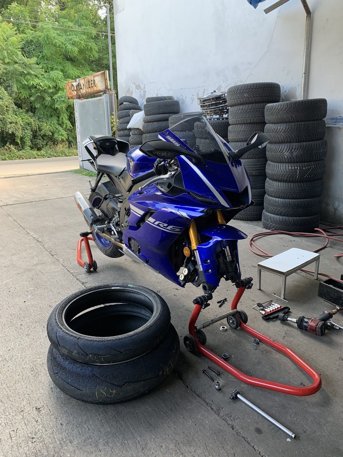 Motocikl na postolju tokom zamene guma